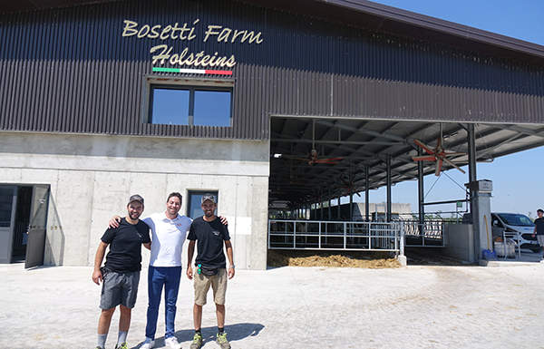 Francesco Bosetti, Andrea Filippini della Enne Effe, Federico Bosetti all’ingresso dell’allevamento della Bosetti Farm Holsteins (società agricola Bosetti Pietro e Figli).