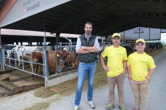 7 - Il tecnico di Consorzio Agrario Cremona Luca Cossa, il primo a sinistra, è il nutrizionista di fiducia di questi allevatori. Si occupa dell’alimentazione delle loro bovine già dal 2020.