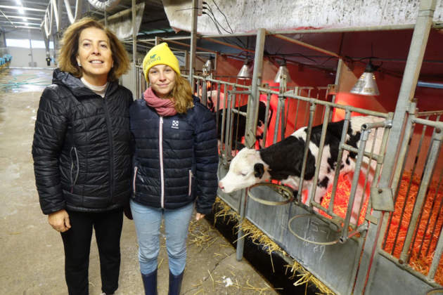 11 - Donatella Balestreri e Angelica Contini nella attrezzata e pulitissima vitellaia.